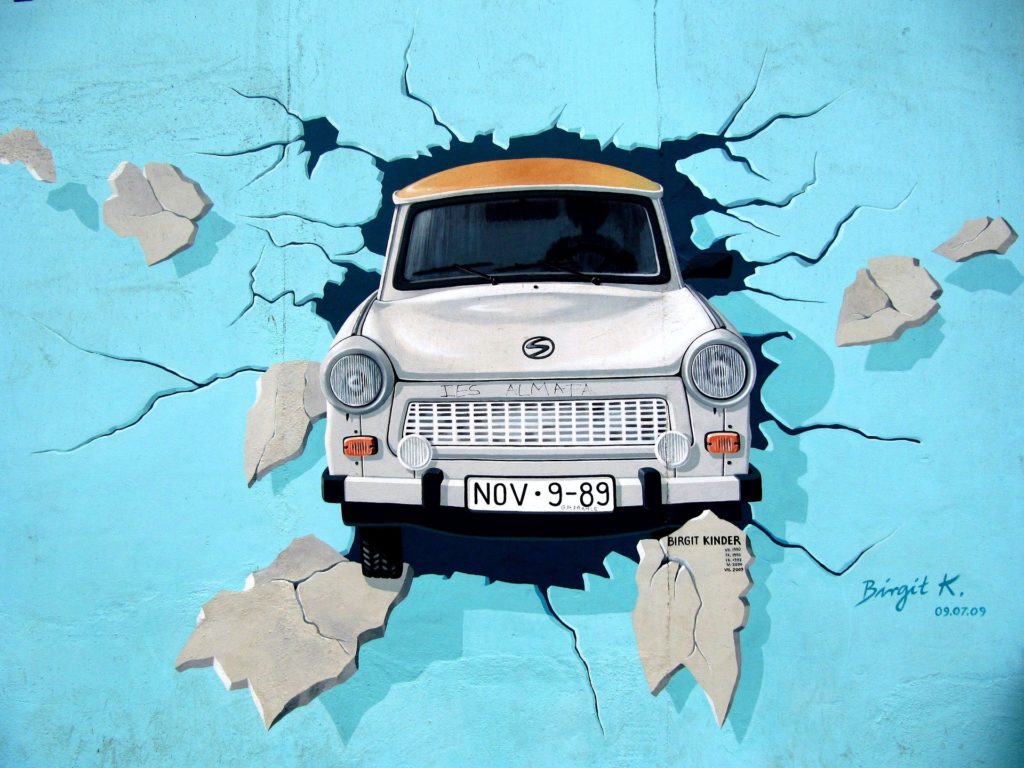 mur berliński, samochód, graffiti